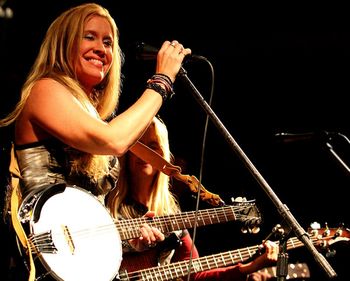Here are some fun pics by David Heasley from Screamin' Willies in Columbus, OH!

