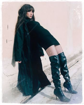 Photoshoot.
"Best Zara pose"
