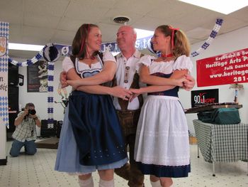 Das Ist Lustig with dancers performing Dreisteirer, Aug 2010
