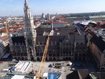 Marienplatz and rare yellow Crane
