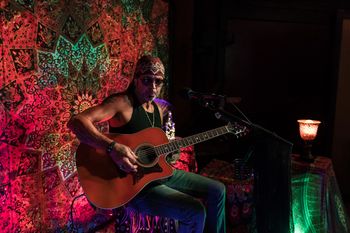 Aaron Leigh — Acoustic Vintage Rock N’ Roll.
