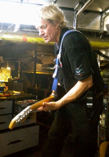 Dallas Shoo "Master guitar tech"
