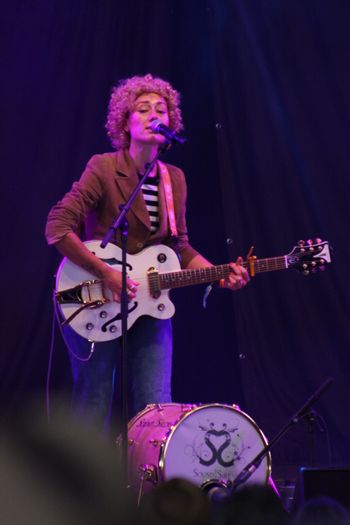 Abbe Wood closing the set Sound of the Sirens mesmerising the crowd at Beautiful days Festival 26 | The Source Studio

