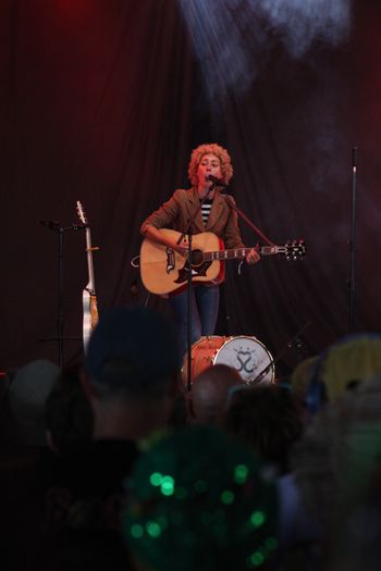 Abbe Wood of legendary Devon Act Sound of the Sirens mesmerising the crowd at Beautiful days Festival 26 | The Source Studio
