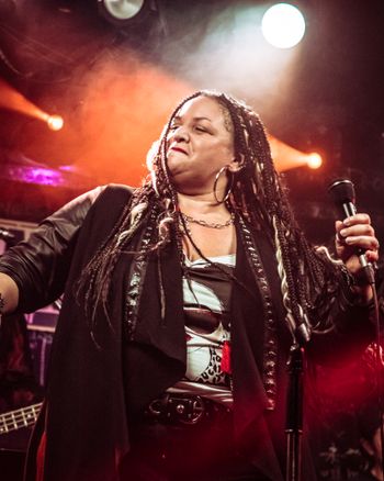 Davina Robinson performing blues live in Kyoto — 京都でブルースを歌うダヴィーナ・ロビンソン
