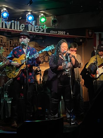 Davina Robinson performing blues live in Osaka — 大阪でブルースを歌うダヴィーナ・ロビンソン
