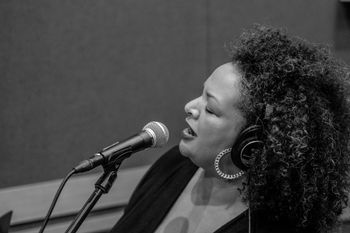 Davina Robinson recording vocals for the album Bluesaholic — アルバム「Bluesaholic」でボーカルを録音するダヴィーナ・ロビンソン
