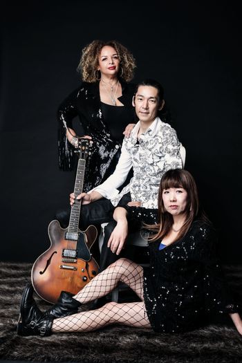 Davina Robinson with band members – blues and soul trio in Japan. ダヴィーナ・ロビンソントリオのプロモーション写真。Hiroshi Shinohara  篠原裕  Hatsumi Wada  和田八美
