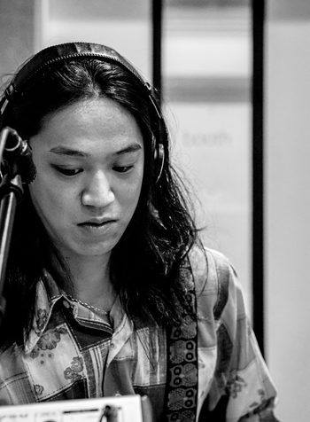Band members recording blues tracks for Bluesaholic — 「Bluesaholic」のブルース楽曲を録音するバンドメンバー。Tomonori Sano 佐野智矩

