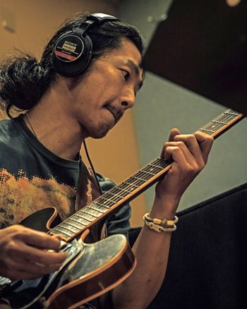 Band members recording blues tracks for Bluesaholic — 「Bluesaholic」のブルース楽曲を録音するバンドメンバー。Hiroshi Shinohara  篠原裕
