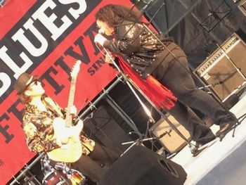 Davina Robinson performing blues live at the Sakai Blues Festival — 堺ブルースフェスで歌うダヴィーナ・ロビンソン

