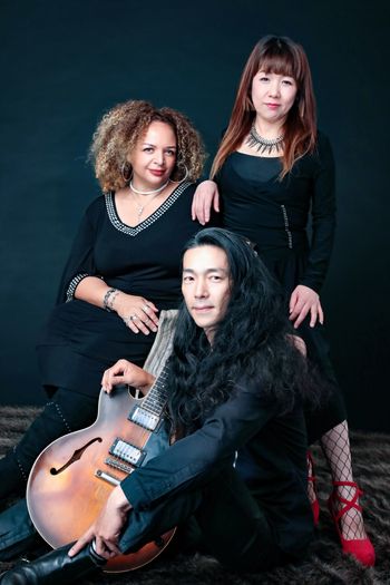 Davina Robinson with band members – blues and soul trio in Japan. ダヴィーナ・ロビンソントリオのプロモーション写真。Hiroshi Shinohara  篠原裕  Hatsumi Wada  和田八美
