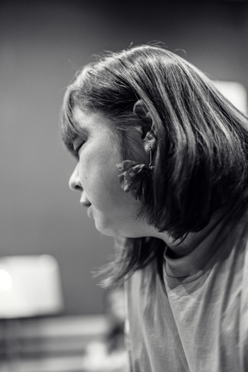 Band members recording blues tracks for Bluesaholic — 「Bluesaholic」のブルース楽曲を録音するバンドメンバー。Emi Hanada 花田えみ
