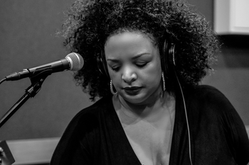 Davina Robinson recording vocals for the album Bluesaholic — アルバム「Bluesaholic」でボーカルを録音するダヴィーナ・ロビンソン
