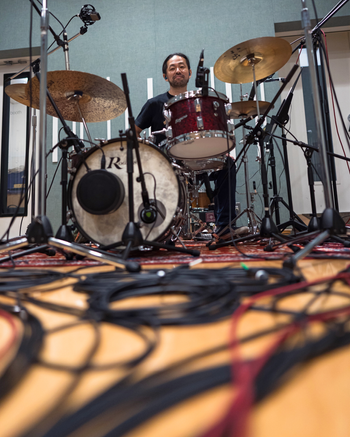 Band members recording blues tracks for Bluesaholic — 「Bluesaholic」のブルース楽曲を録音するバンドメンバー。Taro Takagi 高木太郎
