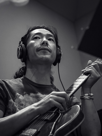 Band members recording blues tracks for Bluesaholic — 「Bluesaholic」のブルース楽曲を録音するバンドメンバー。Hiroshi Shinohara  篠原裕
