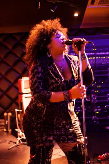Davina Robinson performing with band at Hard Rock Cafe Osaka — ハードロックカフェ大阪でバンドと演奏するダヴィーナ・ロビンソン
