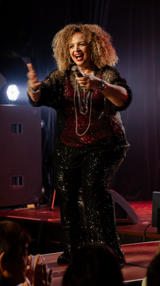 Davina Robinson blues singer performing live in Osaka Japan