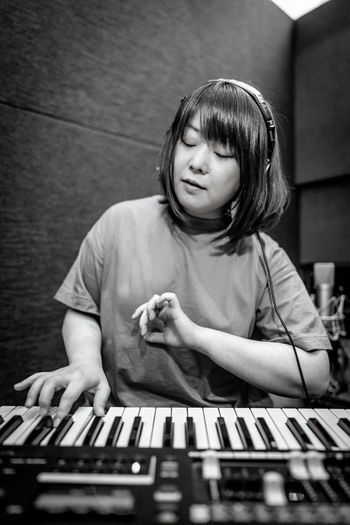 Davina Robinson Recording sessions for the album Bluesaholic with band members in Osaka, Japan. Emi Hanada
