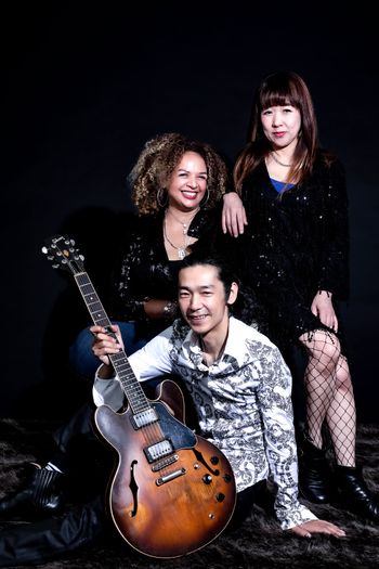 Davina Robinson with blDavina Robinson with band members – blues and soul trio in Japan. ダヴィーナ・ロビンソントリオのプロモーション写真。Hiroshi Shinohara  篠原裕  Hatsumi Wada  和田八美ues band promotional photo
