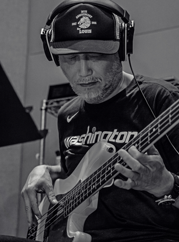 Band members recording blues tracks for Bluesaholic — 「Bluesaholic」のブルース楽曲を録音するバンドメンバー。Ko Shimizu 清水興
