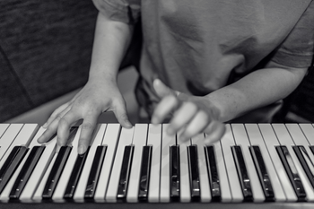 Band members recording blues tracks for Bluesaholic — 「Bluesaholic」のブルース楽曲を録音するバンドメンバー。Emi Hanada 花田えみ
