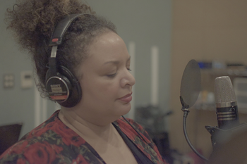 Davina Robinson recording vocals for the album Bluesaholic — アルバム「Bluesaholic」でボーカルを録音するダヴィーナ・ロビンソン。CSE Studio
