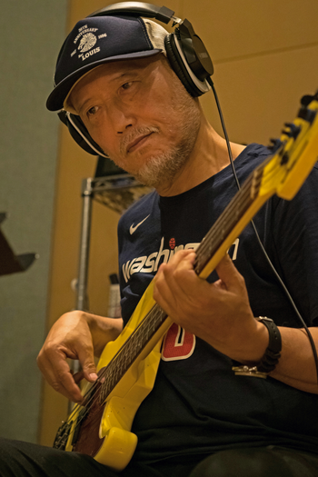 Band members recording blues tracks for Bluesaholic — 「Bluesaholic」のブルース楽曲を録音するバンドメンバー。Ko Shimizu 清水興
