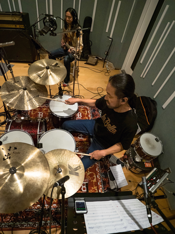 Band members recording blues tracks for Bluesaholic — 「Bluesaholic」のブルース楽曲を録音するバンドメンバー。Taro Takagi 高木太郎
