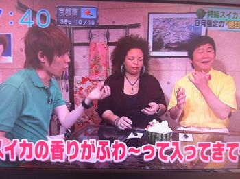 Davina Robinson appearing on ABC TV’s Ohayō Asahi Desu in the segment “Woman Rush Hour Itadakimasu” visiting locations around Kansai — 朝日放送「おはよう朝日です」のコーナー「ウーマンラッシュアワーいただきます」に出演するダヴィーナ・ロビンソン
