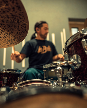 Band members recording blues tracks for Bluesaholic — 「Bluesaholic」のブルース楽曲を録音するバンドメンバー。Taro Takagi 高木太郎
