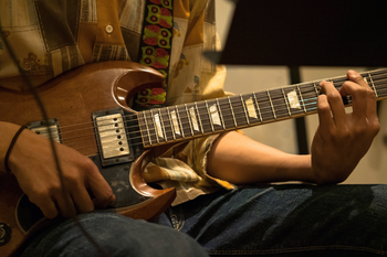 Band members recording blues tracks for Bluesaholic — 「Bluesaholic」のブルース楽曲を録音するバンドメンバー。Tomonori Sano 佐野智矩
