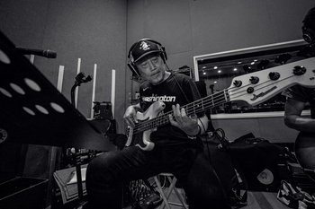 Band members recording blues tracks for Bluesaholic — 「Bluesaholic」のブルース楽曲を録音するバンドメンバー。Ko Shimizu 清水興
