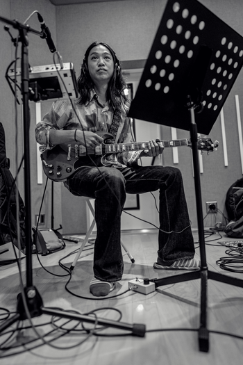 Band members recording blues tracks for Bluesaholic — 「Bluesaholic」のブルース楽曲を録音するバンドメンバー。Tomonori Sano 佐野智矩
