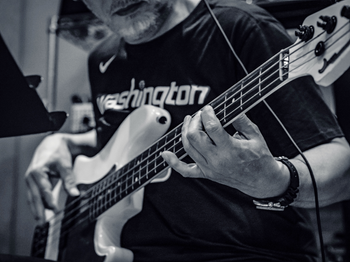 Band members recording blues tracks for Bluesaholic — 「Bluesaholic」のブルース楽曲を録音するバンドメンバー。Ko Shimizu 清水興
