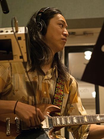 Band members recording blues tracks for Bluesaholic — 「Bluesaholic」のブルース楽曲を録音するバンドメンバー。Tomonori Sano 佐野智矩
