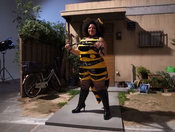 Davina Robinson appearing in Kincho television commercial in Japan — キンチョーのテレビCMに出演するダヴィーナ・ロビンソン
