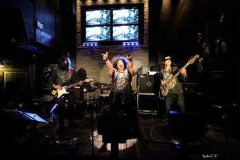 Davina Robinson performing with band in Tokyo — 東京でバンドと演奏するダヴィーナ・ロビンソン

