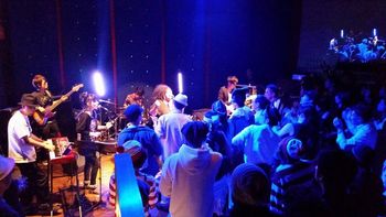 Davina Robinson performing with band in Tokyo — 東京でバンドと演奏するダヴィーナ・ロビンソン
