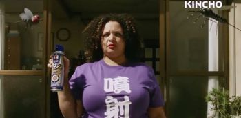 Davina Robinson appearing in Kincho television commercial in Japan — キンチョーのテレビCMに出演するダヴィーナ・ロビンソン
