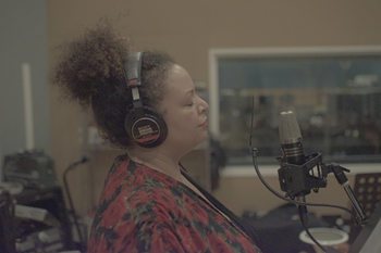 Davina Robinson recording vocals for the album Bluesaholic — アルバム「Bluesaholic」でボーカルを録音するダヴィーナ・ロビンソン。CSE Studio
