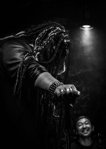 Davina Robinson performing blues live in Kyoto — 京都でブルースを歌うダヴィーナ・ロビンソン
