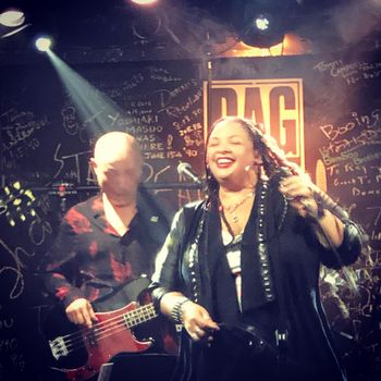 Davina Robinson performing blues live in Kyoto — 京都でブルースを歌うダヴィーナ・ロビンソン

