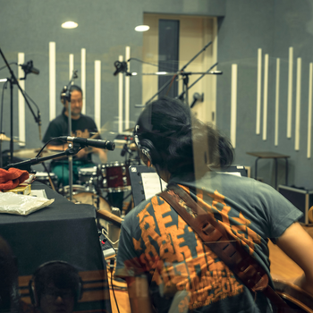 Band members recording blues tracks for Bluesaholic — 「Bluesaholic」のブルース楽曲を録音するバンドメンバー。
