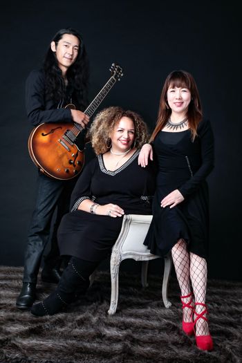 Davina Robinson with band members – blues and soul performance in Japan. Power Blues Trio ダヴィーナ・ロビンソンとバンドのプロモーション写真。パワーブルーストリオ
