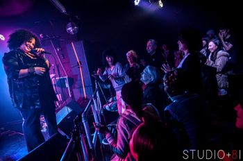 Davina Robinson performing with band in Tokyo — 東京でバンドと演奏するダヴィーナ・ロビンソン
