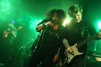 Davina Robinson performing with band in Tokyo — 東京でバンドと演奏するダヴィーナ・ロビンソン
