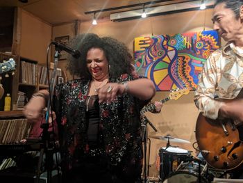Davina Robinson performing blues live in Osaka — 大阪でブルースを歌うダヴィーナ・ロビンソン
