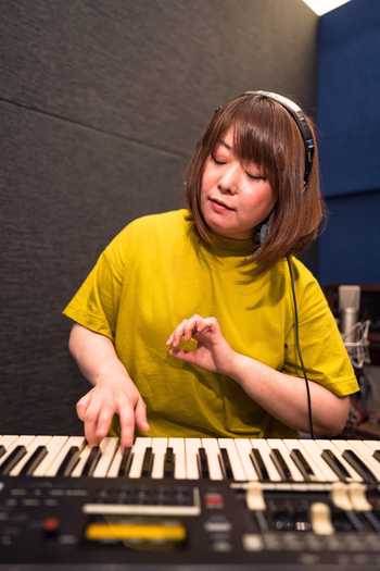 Band members recording blues tracks for Bluesaholic — 「Bluesaholic」のブルース楽曲を録音するバンドメンバー。Emi Hanada 花田えみ
