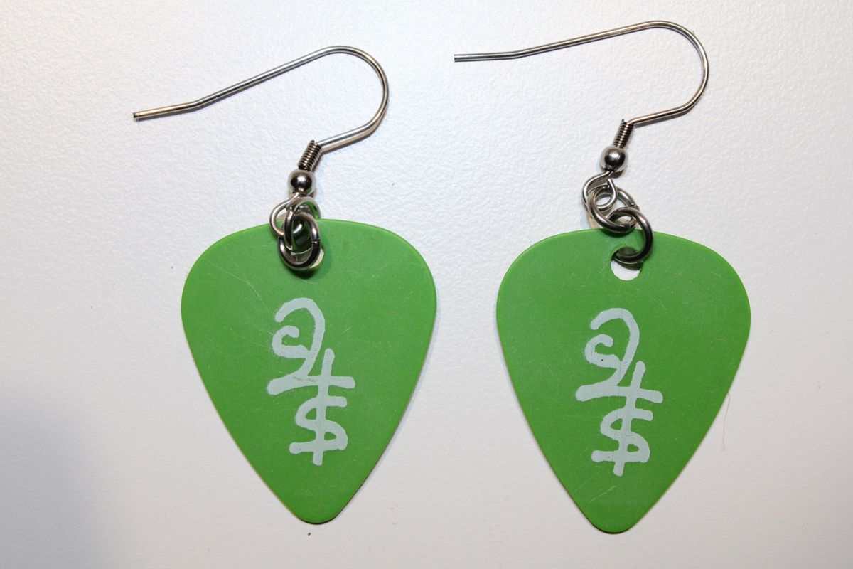 Commit to the Song single pick pair of earrings GREEN
